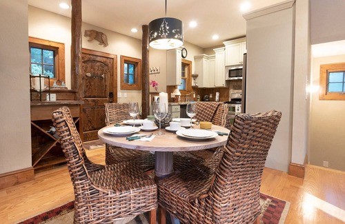 Cullowhee Cabin | 10 min from downtown Cashiers - Mountain View - King Bed