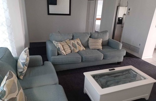 Englewood East House | 10 min. from the beach, pet-friendly, fenced yard.