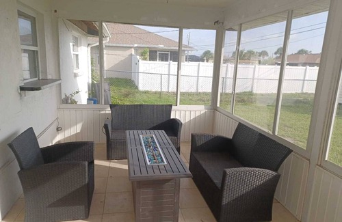 Englewood East House | 10 min. from the beach, pet-friendly, fenced yard.