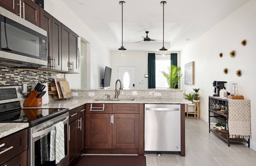 East Tampa House | 10 min: Raymond James Stadium, Tampa downtown, Ybor, Midtown, USF. Pets