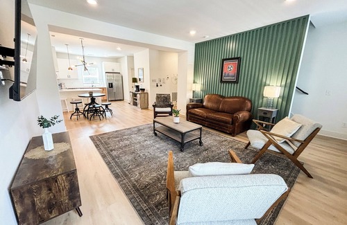 Donelson House | 10 min to Broadway, Airport & Opry Mills. Three roomy bedrooms sleep up to 10 guests in comfort. After a play day, unwind in our dedicated game room packed with board games. Fire up the BBQ on grill by the dog park and chill.