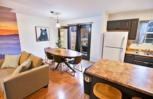 Sevierville House | 10 Min to Dollywood, 2 BD, Bunks, Hot Tub, Pac-Man