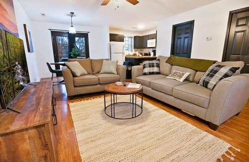 Sevierville House | 10 Min to Dollywood, 2 BD, Bunks, Hot Tub, Pac-Man