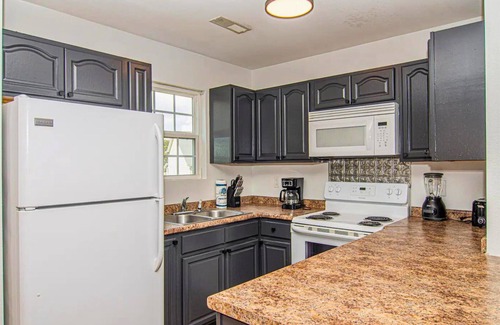 Sevierville House | 10 Min to Dollywood, 2 BD, Bunks, Hot Tub, Pac-Man