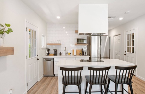 Greater East End House | 10 Min to Downtown - La Casita Blanca Retreat