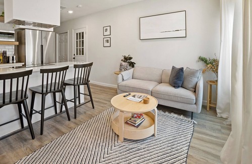 Greater East End House | 10 Min to Downtown - La Casita Blanca Retreat