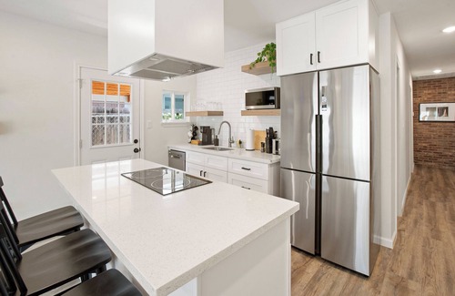Greater East End House | 10 Min to Downtown - La Casita Blanca Retreat