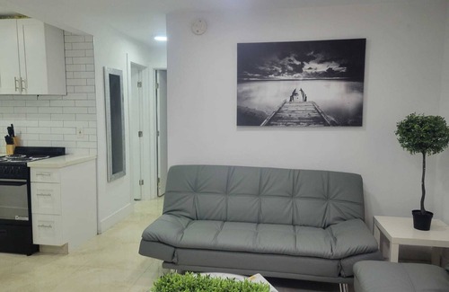Poinsettia Heights Apartment | 10 MIN TO FLL BEACH★2BR★ with Free Parking & WIFI