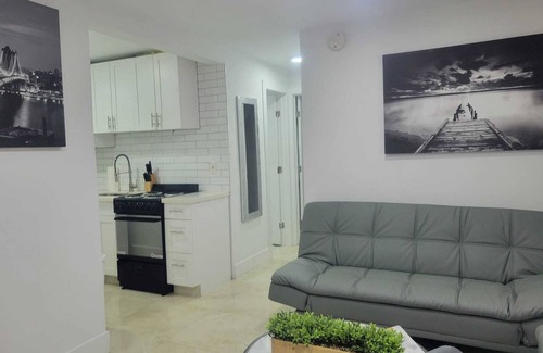 Poinsettia Heights Apartment | 10 MIN TO FLL BEACH★2BR★ with Free Parking & WIFI
