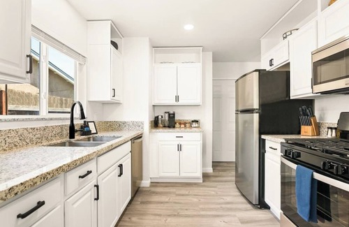 Oceanside House | 10 Min to Legoland, Game Room, King Bed, Pet Friendly, Fire Pit