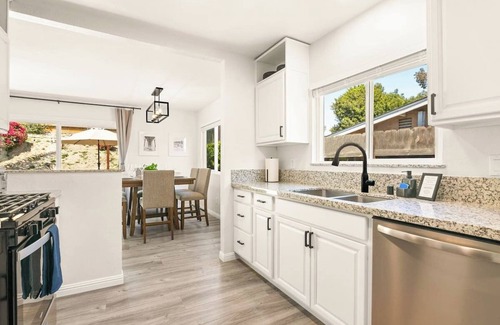 Oceanside House | 10 Min to Legoland, Game Room, King Bed, Pet Friendly, Fire Pit