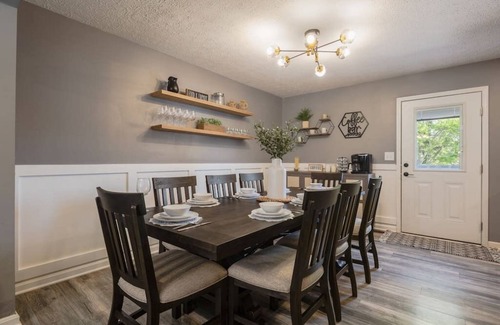 Jeffersonville - Clarksville House | 10 Min to Louisville, Huge Hot Tub, Awesome Backyard