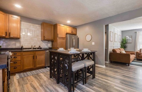 Jeffersonville - Clarksville House | 10 Min to Louisville, Huge Hot Tub, Awesome Backyard