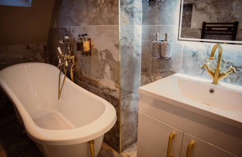 Hackney Apartment | 10-min to The City of London! King Size Bed & Sofa Bed with en-suite Bathroom.
