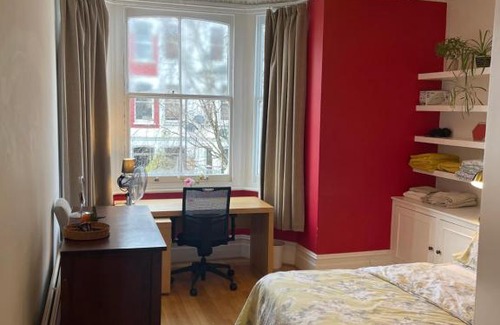 Kilburn Apartment | 10 min to The Heart of London - Zone 2 - Charming 2 bed Apartment