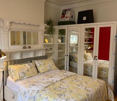 Kilburn Apartment | 10 min to The Heart of London - Zone 2 - Charming 2 bed Apartment