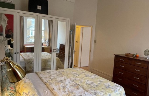 Kilburn Apartment | 10 min to The Heart of London - Zone 2 - Charming 2 bed Apartment