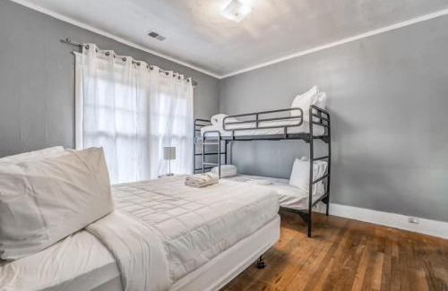 Memphis House | 10 Min to U of Memphis-Rozelle Retreat Left Unit