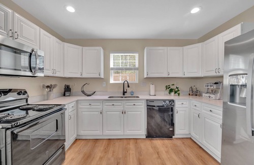 Mount Mourne House | 10 Min Walk to DT Davidson|Game Room|Firepit|Pets