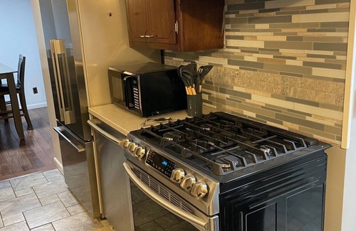 Ashwaubenon House | 10 min walk to Lambeau and Titletown