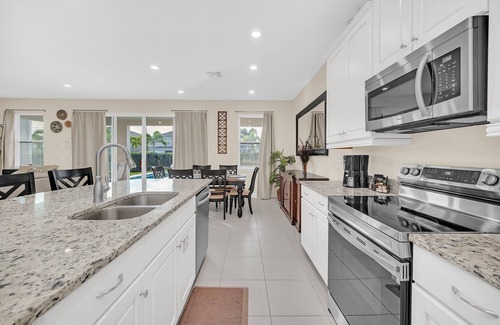 West Kissimmee House | 10 Mins Disney/Private Pool and Hot Tub/Movie Room/Foosball/On Site Dining