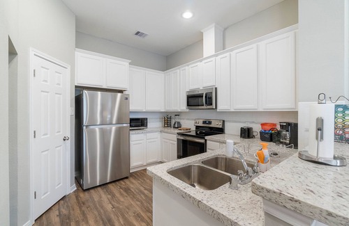 Humble Apartment | 10 mins from IAH/King Bed - Spacious 2 Bedroom home - Unit B