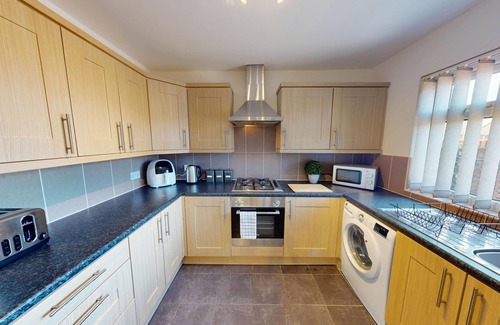 Liverpool Apartment | 10 Mins to Airport | Movie-Ready | W/M | Dishwasher | Free Parking