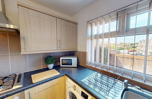 Liverpool Apartment | 10 Mins to Airport | Movie-Ready | W/M | Dishwasher | Free Parking
