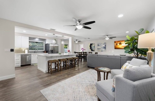 Harbor Bluffs House | 10 Mins to Beach-Heated Pool~Ping Pong+Pool Table