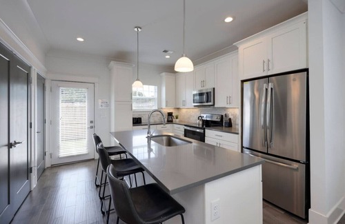 Charlotte Park House | 10 Mins To Broadway - Luxurious Gated Townhome