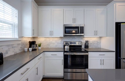 Charlotte Park House | 10 Mins To Broadway - Luxurious Gated Townhome
