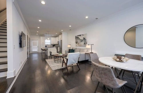 Urbandale Nations Villa | 10 Mins To Broadway - Modern Gated Townhome