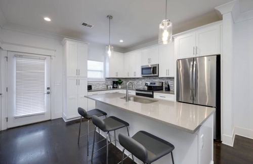 Urbandale Nations Villa | 10 Mins To Broadway - Modern Gated Townhome