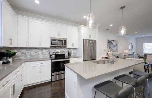 Urbandale Nations Villa | 10 Mins To Broadway - Modern Gated Townhome