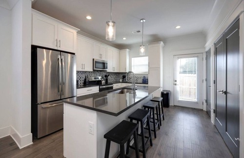Charlotte Park House | 10 Mins To Broadway - Music City Modern Townhome