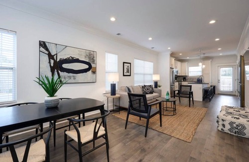 Charlotte Park House | 10 Mins To Broadway - Music City Modern Townhome
