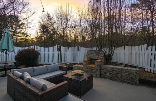 Asheville House | 10 mins to DT Asheville Pool Hot Tub Game Room