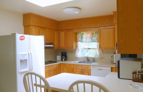 Somers Point House | 10 mins to Ocean City beach & more. 2 bdrm 2 bath, LRm, FamRm. Skylights.