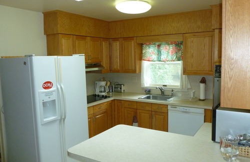 Somers Point House | 10 mins to Ocean City beach & more. 2 bdrm 2 bath, LRm, FamRm. Skylights.