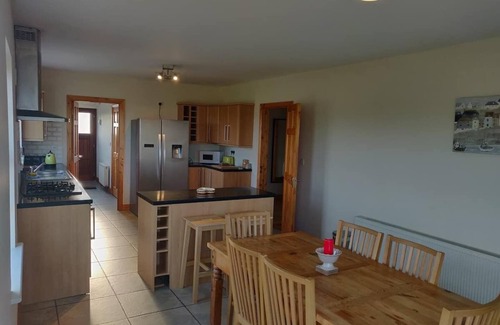 Ballyshannon House | 10 mins to Rossnowlagh, Bundoran - spacious home with outdoor seating, BBQ, play
