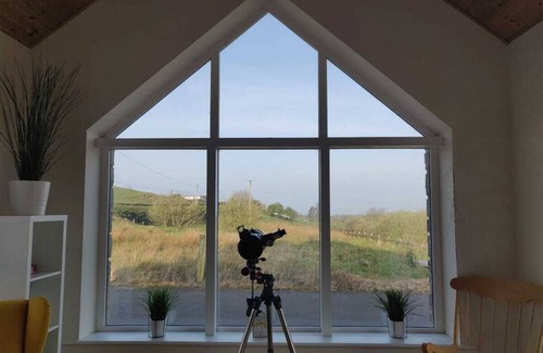 Ballyshannon House | 10 mins to Rossnowlagh, Bundoran - spacious home with outdoor seating, BBQ, play