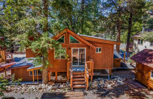 Upper Moonridge House | 10 Mins to the Lake Hot Tub Game Room Modern Cabin Bearpaw by AvantStay