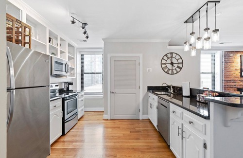 Downtown Nashville Condo | 10 minute walk to bars! FREE parking - Spacious Downtown Condo