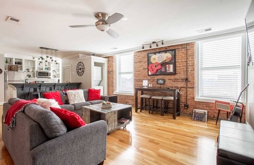 Downtown Nashville Condo | 10 minute walk to bars! FREE parking - Spacious Downtown Condo