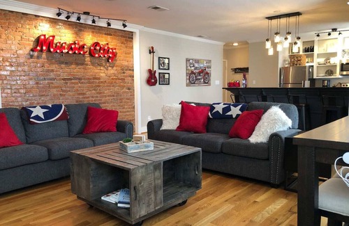 Downtown Nashville Condo | 10 minute walk to bars! FREE parking - Spacious Downtown Condo
