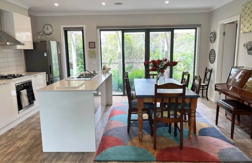 Canadian House | 10 minute walk to Sovreign Hill beautifully decorated lake access Close to CBD