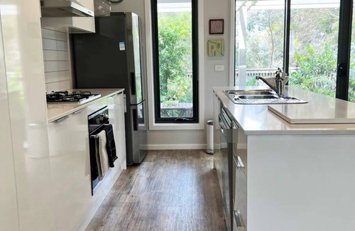 Canadian House | 10 minute walk to Sovreign Hill beautifully decorated lake access Close to CBD
