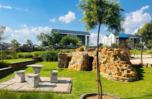 Boksburg House | 10 minutes drive from OR Tambo International Airport, situated at Greenpark!