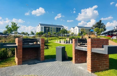 Boksburg House | 10 minutes drive from OR Tambo International Airport, situated at Greenpark!