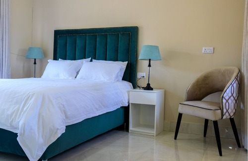 Harare Cottage | 10 minutes from Airport. Family-sized cottage with lots of parking and greenery